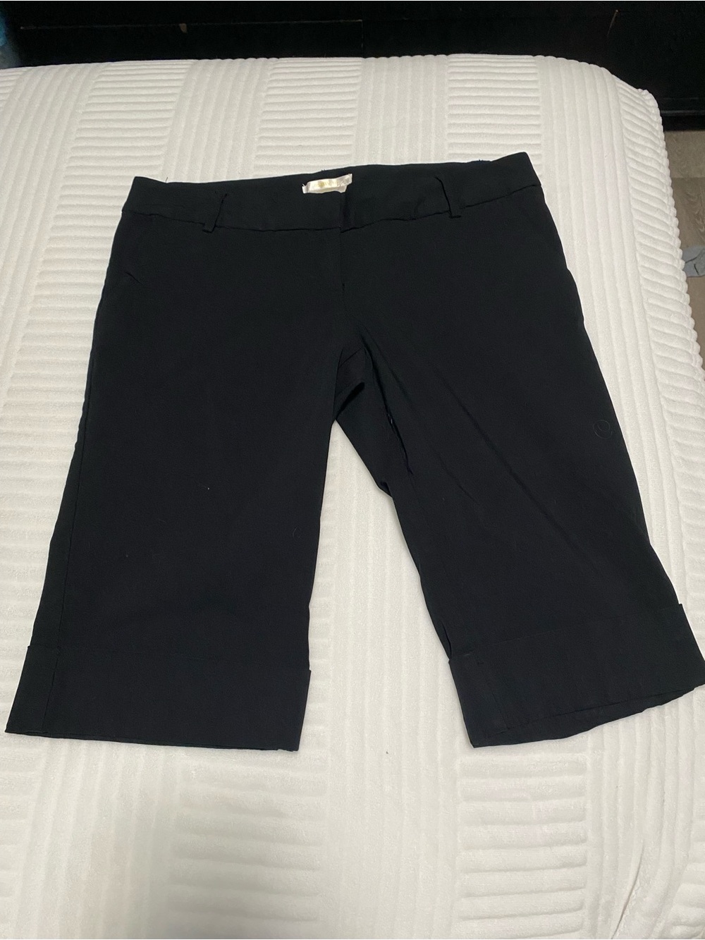 MATTY M Black Stretch Bermuda Pants for Women - Size 6